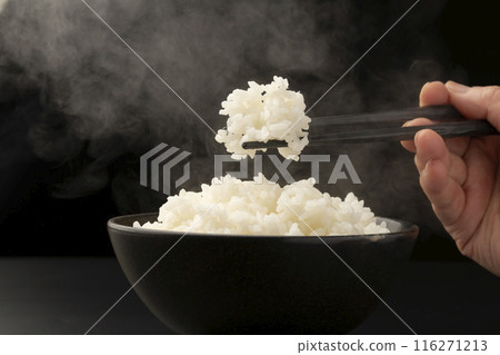 用筷子夾起米飯蒸出的蒸汽 用筷子夾起米飯蒸出的蒸汽 116271213
