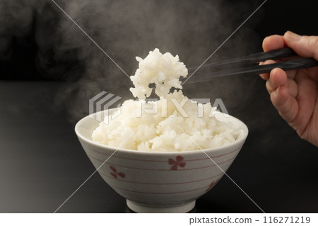 用筷子夾起米飯蒸出的蒸汽 116271219
