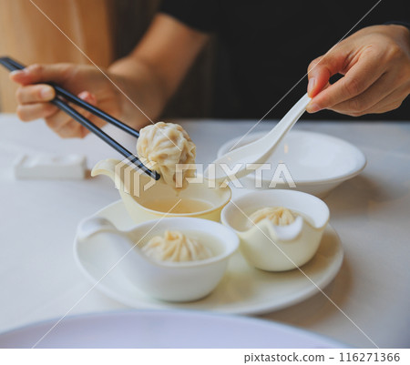 Eating Chinese food steamed bun Eating Chinese food steamed bun 116271366