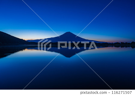 [靜岡縣] 夏季黎明前從狸湖看到的富士山 116271507