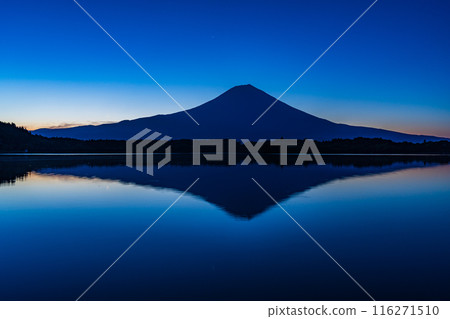 [Shizuoka Prefecture] Mt. Fuji seen from Lake Tanuki in summer before dawn 116271510