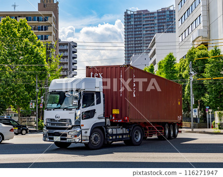 一輛大卡車（拖車）在十字路口轉彎 116271947
