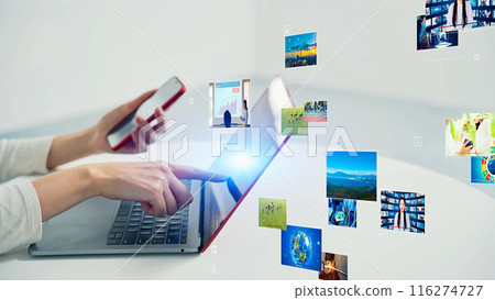 使用智能手機、計算機和視頻網絡的女性 116274727