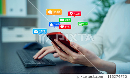 使用智能手機和 SNS 圖像的女性 使用智能手機和 SNS 圖像的女性 116274750