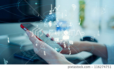 使用智能手機和網絡圖像的女性 116274751