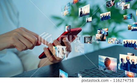 一個女人在智能手機上觀看視頻 一個女人在智能手機上觀看視頻 116274758