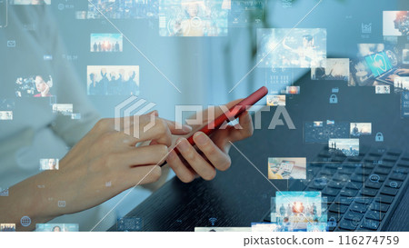 一個女人在智能手機上觀看視頻 116274759