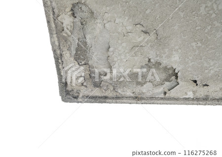 隨著時間的推移,房屋外牆油漆出現裂痕和剝落 隨著時間的推移,房屋外牆油漆出現裂痕和剝落 116275268