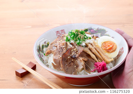 Char siu rice bowl: A standard menu item at ramen restaurants. A popular rice bowl dish that can be easily made at home. 116275320