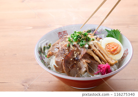 Char siu rice bowl: A standard menu item at ramen restaurants. A popular rice bowl dish that can be easily made at home. Char siu rice bowl: A standard menu item at ramen restaurants. A popular rice bowl dish that can be easily made at home. 116275340