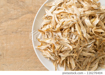 dried small crispy fish 116276404