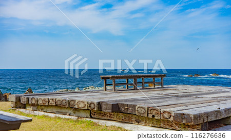 海邊的木甲板和木凳 海邊的木甲板和木凳 116276686