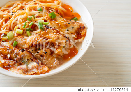 ramen noodles with gyoza or pork dumplings 116276864