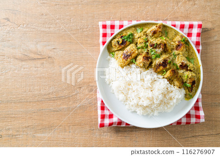 Afghani chicken in green curry or Hariyali tikka chicken hara masala with rice 116276907