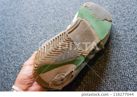 Shoes with worn-out soles 116277044