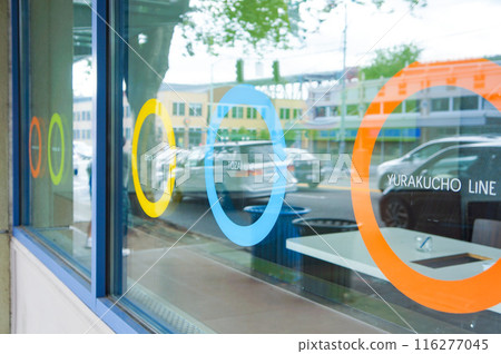 A glass window with a Tokyo Metro-style sign found overseas 116277045