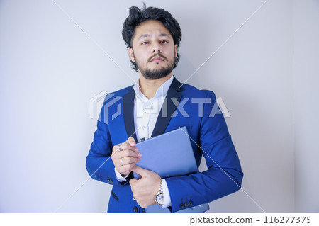 英俊的商人與筆記型電腦 116277375