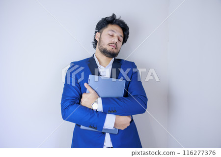 拿著筆記型電腦的一位沮喪的商人 116277376