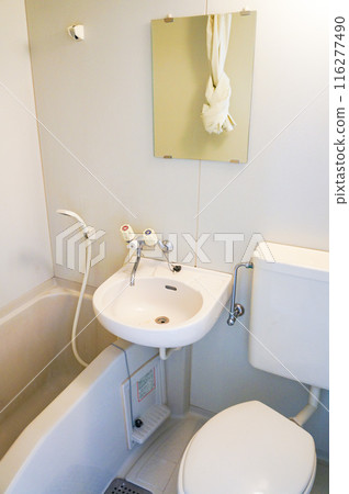 A unit bath with a combined toilet and bath A unit bath with a combined toilet and bath 116277490