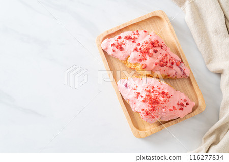 croissant with strawberry chocolate sauce 116277834