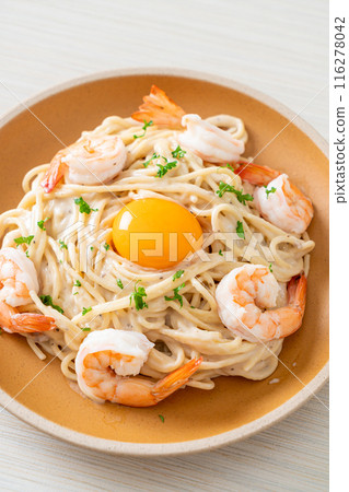 spaghetti white cream sauce with shrimps and egg yolk 116278042