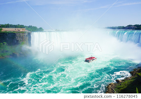 瀑布附近的一艘船 116278045