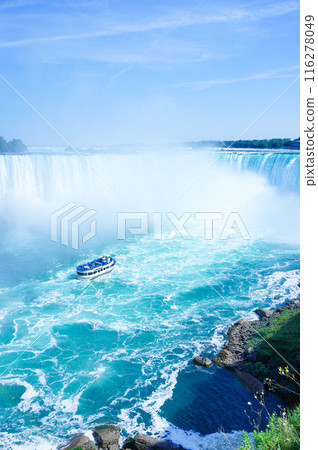 Tourist boat approaching the waterfall basin 116278049
