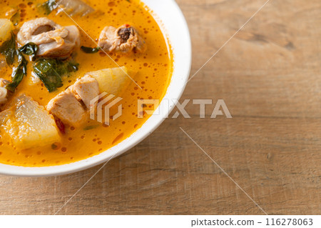 Chicken curry soup with roti 116278063