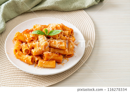 Rigatoni pasta with tomato sauce and cheese 116278334