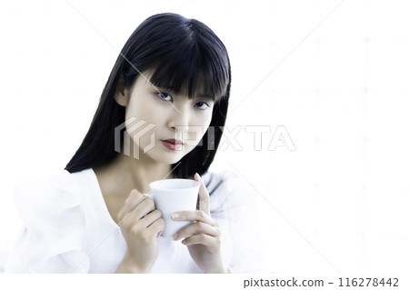 Young woman drinking coffee 116278442