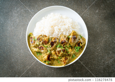Afghani chicken in green curry or Hariyali tikka chicken hara masala with rice 116278478