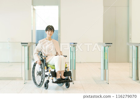 一個穿著西裝坐輪椅的女人 一個穿著西裝坐輪椅的女人 116279070