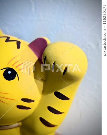 Beckoning cat 116280175