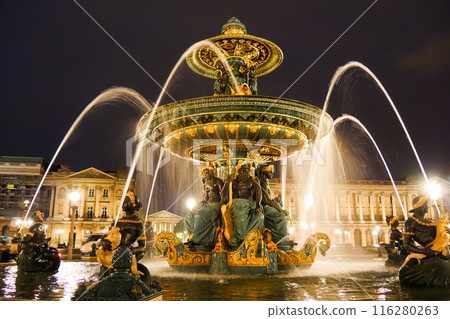 Illuminated fountain at Place de la Concorde in Paris 116280263