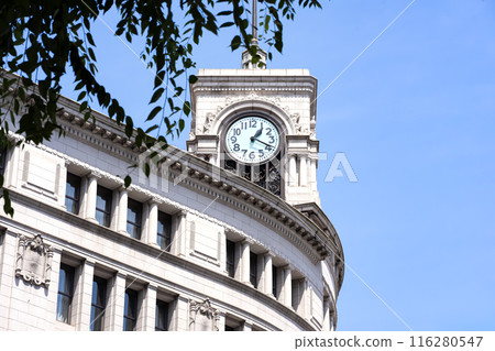 和光大廈、藍天和行道樹 116280547