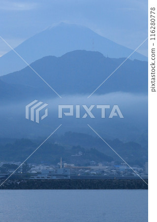 Mount Fuji at dawn, Yuigahama Beach [Shizuoka City, Shizuoka Prefecture] 116280778