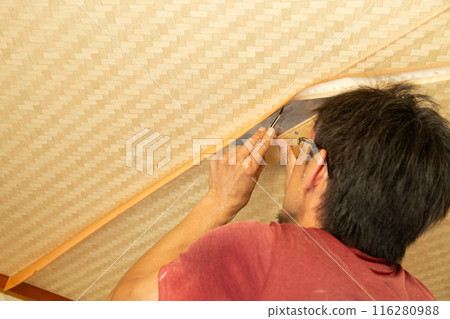 一位工匠正在重新覆蓋房屋的布料 116280988