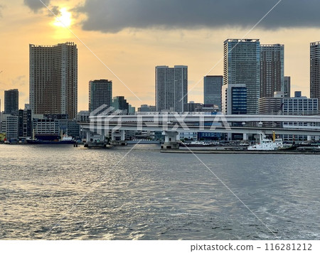 夕陽照亮的東京灣和海濱城市 夕陽照亮的東京灣和海濱城市 116281212