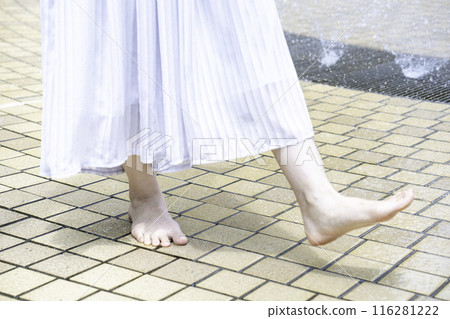 一名婦女的腳在公園噴泉中降溫[部分切割] 116281222