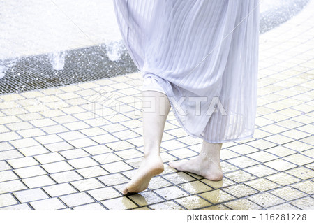 一名婦女的腳在公園噴泉中降溫[部分切割] 116281228