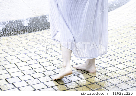 一名婦女的腳在公園噴泉中降溫[部分切割] 116281229