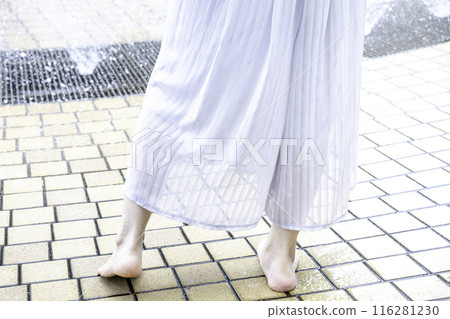 一名婦女的腳在公園噴泉中降溫[部分切割] 116281230