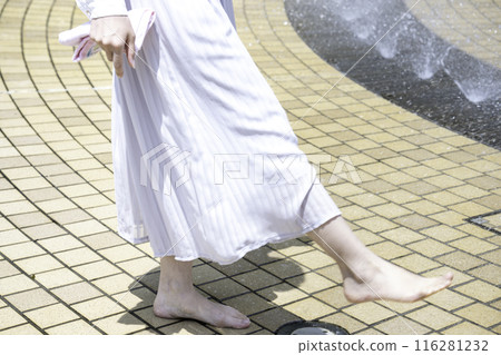 一名婦女的腳在公園噴泉中降溫[部分切割] 116281232