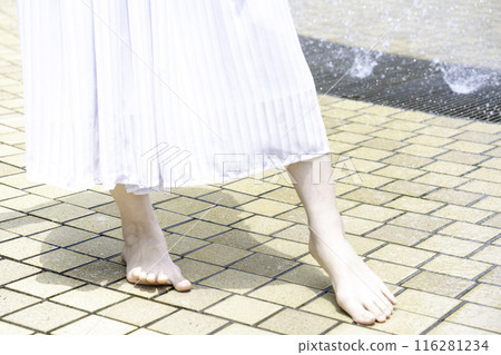 一名婦女的腳在公園噴泉中降溫[部分切割] 116281234