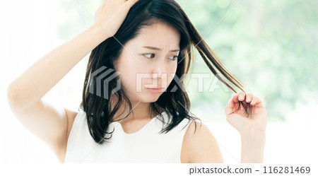 一位年輕女性擔心頭髮受損 116281469
