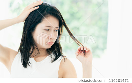 一位年輕女性擔心頭髮受損 116281471