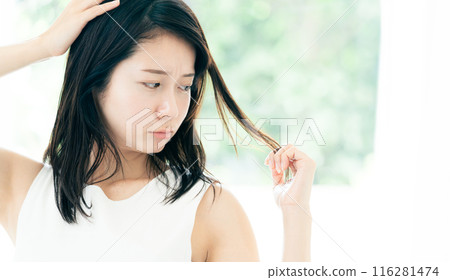 一位年輕女性擔心頭髮受損 116281474