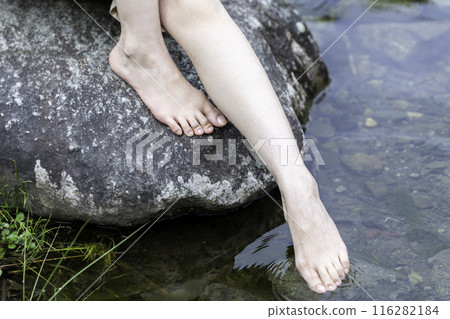 一個女人的腳在河裡涼快[部分切割] 116282184