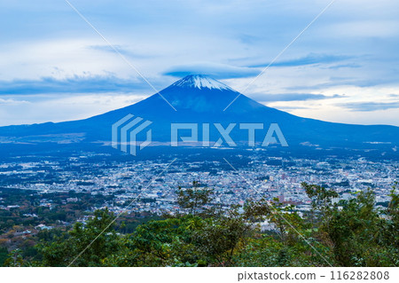 靜岡縣禦殿場市的富士山和被笠雲覆蓋的御殿場町 靜岡縣禦殿場市的富士山和被笠雲覆蓋的御殿場町 116282808