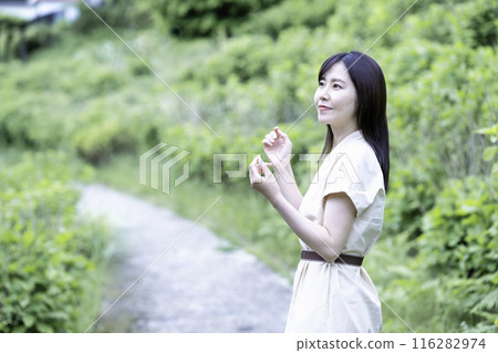 一個女人在新鮮的綠色公園散步 一個女人在新鮮的綠色公園散步 116282974